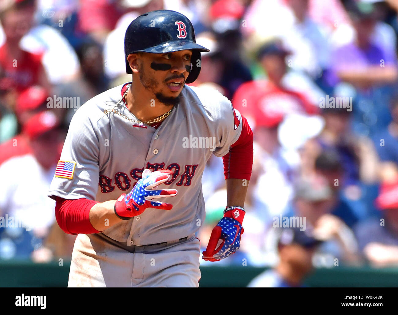 Red Sox de Boston droit fielder Mookie Betts (50) s'exécute après avoir frappé une seule contre les Nationals de Washington au Championnat National Park de Washington, D.C. le 4 juillet 2018. Photo par Kevin Dietsch/UPI Banque D'Images