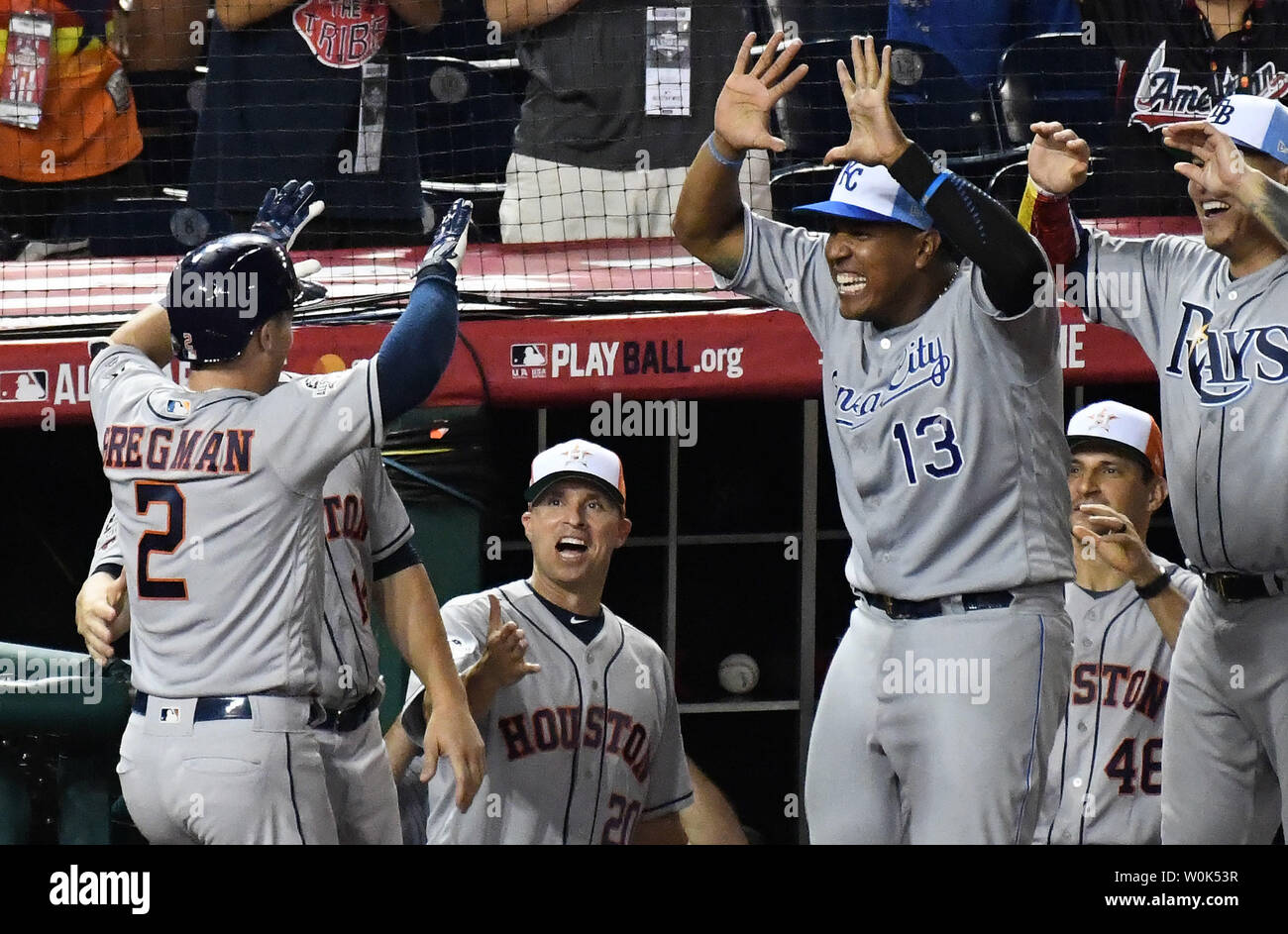 Astros de Houston de troisième but Alex Bregman (2) célèbre avec le Kansas City Royals' Salvador Perez (13) après une course de maison contre la Ligue nationale la ligue américaine donne un avantage de 6-5 au cours de la dixième manche de la MLB All-Star Game au Championnat National Park de Washington, D.C., le 17 juillet 2018. Photo de Pat Benic/UPI Banque D'Images