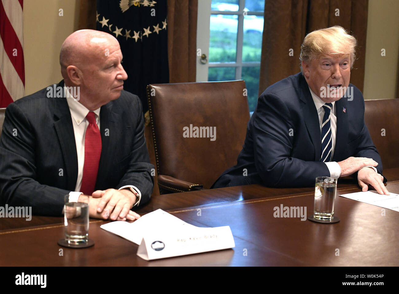 Le président Donald Trump (R), mot d'ouverture d'une réunion avec les membres du Congrès, y compris le président du comité des voies et moyens Kevin Brady du Texas, sur la réforme fiscale à la Maison Blanche, le 17 juillet 2018, à Washington, DC. Trump a précisé une déclaration sur son récent voyage en Europe, à l'égard de la Russie lors d'une conférence de presse avec le président Vladimir Poutine. Photo de Mike Theiler/UPI Banque D'Images