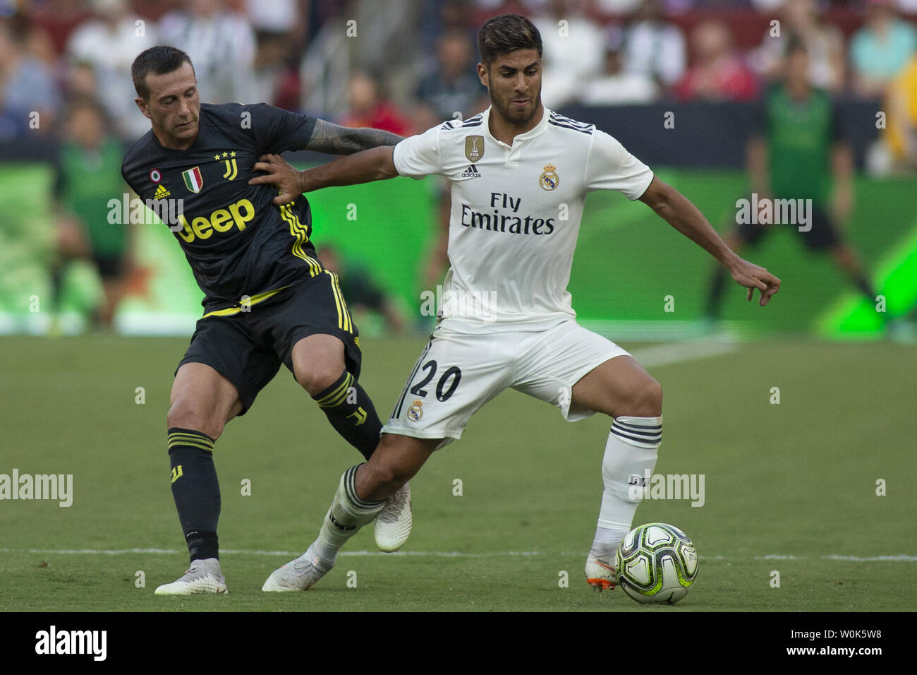 Le milieu de terrain du Real Madrid Marco Asensio (20) et la Juventus avant Federico Bernardeschi (33) Bataille pour la balle durant le match de Coupe des Champions entre la Juventus et le Real Madrid au FedEx Field le 4 août 2018 à Landover, Maryland. Photo par Alex Edelman/UPI Banque D'Images