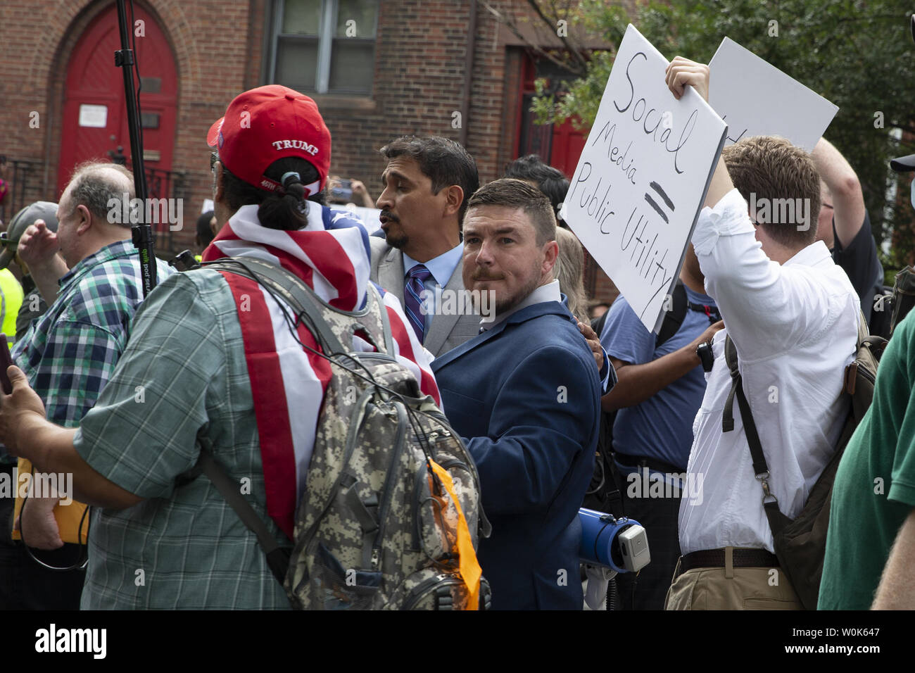 Le leader nationaliste blanc Jason Kessler, centre, arrive sous escorte policière, pour l'unification de la droite 2 rally près de la Maison Blanche à Washington, D.C. le 12 août 2018. Des groupes de la suprématie blanche, néo-nazis, la touche Alt droite, antifa et leur counterprotesters marchent dans la capitale du pays sur le premier anniversaire d'un nationaliste blanc rassemblement à Charlottesville, Virginie, qui a laissé une femme morte et des dizaines de blessés. Photo par Alex Edelman/UPI Banque D'Images