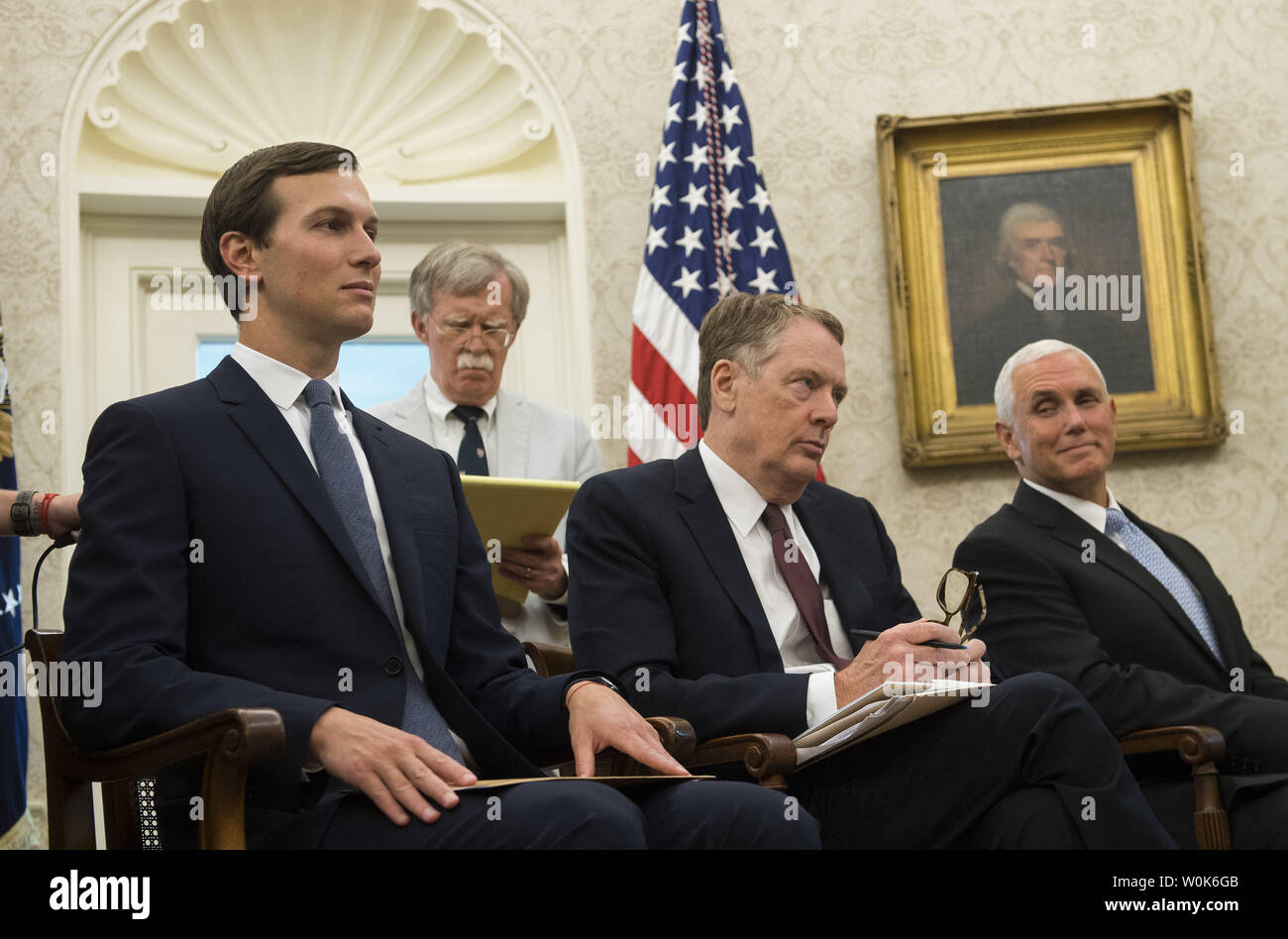 Conseiller de la présidence et le fils de Jared Kusher, Conseiller à la sécurité nationale, John Bolton, le représentant au Commerce des États-Unis, Robert Lighthizer et vice-président Mike Pence, écouter le Président Donald Trump parle d'une conférence téléphonique avec le président mexicain Enrique Pena Nieto, comme Trump annonce une révision de l'accord commercial avec le Mexique il a appelé l'accord commercial entre les Etats-Unis et le Mexique, dans le bureau ovale à la Maison Blanche, à Washington, D.C. le 27 août 2018. Les deux pays ont dit qu'ils ont modifier des parties importantes de leurs politiques commerciales mis en place par le l'Accord de libre-échange nord-américain (ALENA) un Banque D'Images
