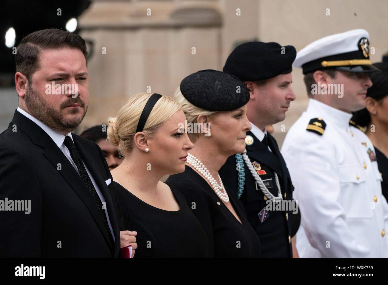 Les membres de la famille McCain leurs hommages que l'équipe de la garde d'honneur militaire porte le cercueil de l'ancien sénateur John McCain dans un salon funéraire services à la cathédrale nationale de Washington, DC, 1 septembre 2018. McCain, un républicain de l'Arizona, candidat à la présidentielle, et héros de guerre, est décédé le 25 août à l'âge de 81 ans après une bataille contre le cancer du cerveau. Photo Ken Cedeno/UPI Banque D'Images