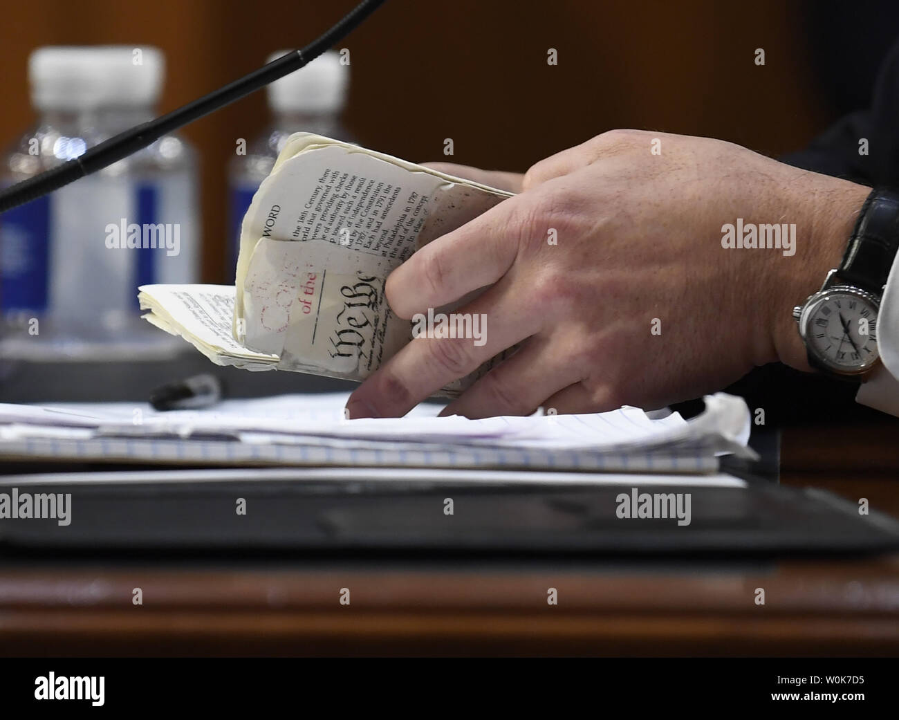 Juge Brett Kavanaugh feuillette un exemplaire de la Constitution des États-Unis au cours de son témoignage devant le Comité judiciaire du Sénat sur sa nomination à la Cour suprême, sur la colline du Capitole, le 5 septembre 2018, à Washington, DC. Kavanaugh face de vives critiques de la part de Démocrates sur le bord pour les décisions antérieures et l'omission de fournir des documents de son passé. Photo de Mike Theiler/UPI Banque D'Images