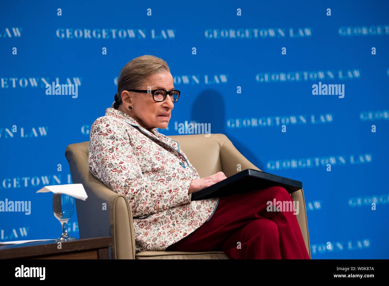 Cour suprême de Justice Associés Ruth Bader Ginsburg discute de la décision de la Cour suprême à long terme récemment dans une conférence aux étudiants de première année au Georgetown University Law Center, le 26 septembre 2018 à Washington, D.C. Photo par Kevin Dietsch/UPI Banque D'Images