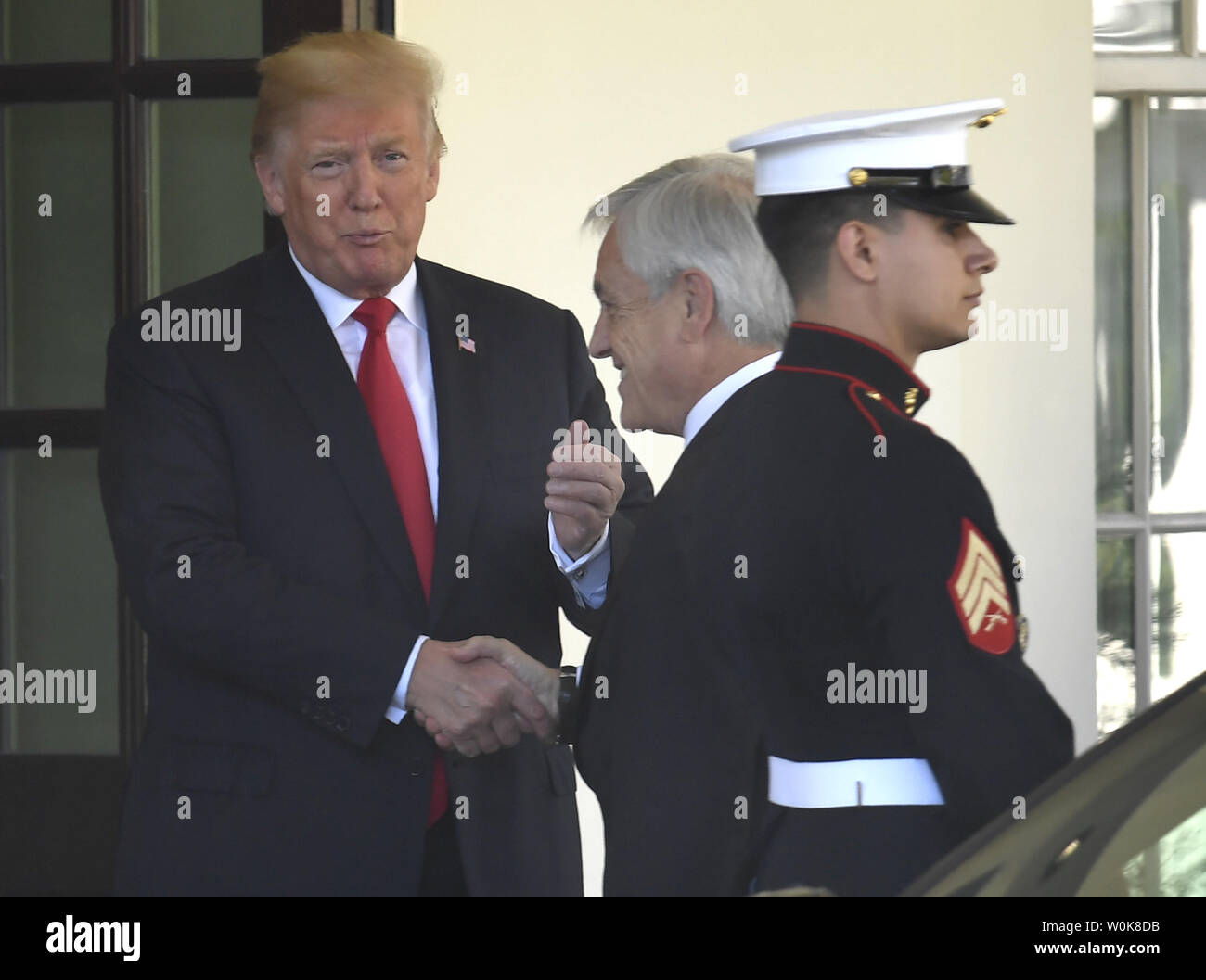 Le président Donald Trump (L), serre la main du président du Chili Sebastian Pinera comme il l'accueille à la Maison Blanche, le 28 septembre 2018, à Washington, DC. Pinera, qui a servi comme président il y a quatre ans, est un entrepreneur milliardaire, et discutera de l'affaissement du Chili économie avec Trump. Photo de Mike Theiler/UPI Banque D'Images