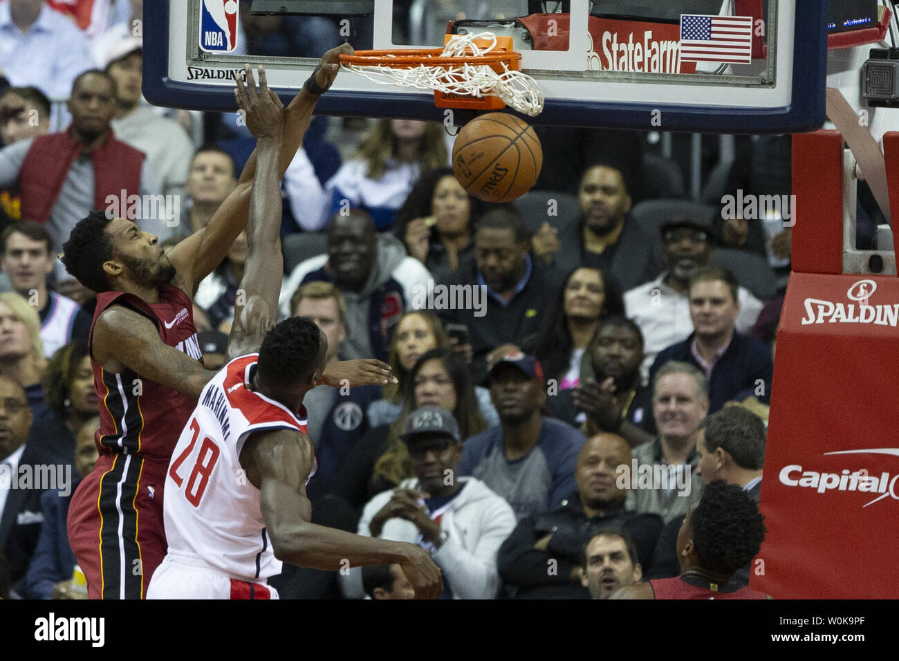 Miami Heat en avant Derrick Jones Jr. (5) dunks sur Washington Wizards center Ian Mahinmi (28) pendant le jeu entre le Miami Heat et les Washington Wizards le 18 octobre 2018 au Capitol une arène à Washington, DC. Photo par Alex Edelman/UPI Banque D'Images