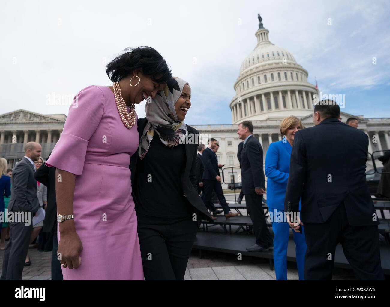 Représentant-choisit Jahana Hayes, D-CT, (L) promenades avec Ilhan Omar, D-MN, qu'ils quittent la photo de groupe pour les nouveaux membres de la prochaine 116e Congrès, à l'extérieur du Capitole à Washington, D.C. le 14 novembre 2018. Photo par Kevin Dietsch/UPI Banque D'Images