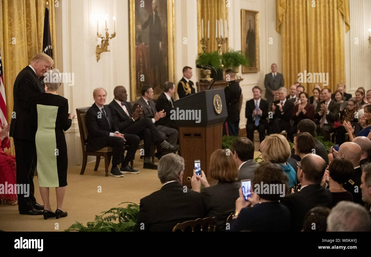 La Cour suprême en tant que Président félicite Donald Trump remettant la Médaille de la liberté la fin de la Cour suprême, Antonin Scalia, qui a été acceptée par son épouse Maureen,lors d'une cérémonie dans la East Room de la Maison Blanche à Washington, D.C. le 16 novembre 2018. Photo de Pat Benic/UPI Banque D'Images