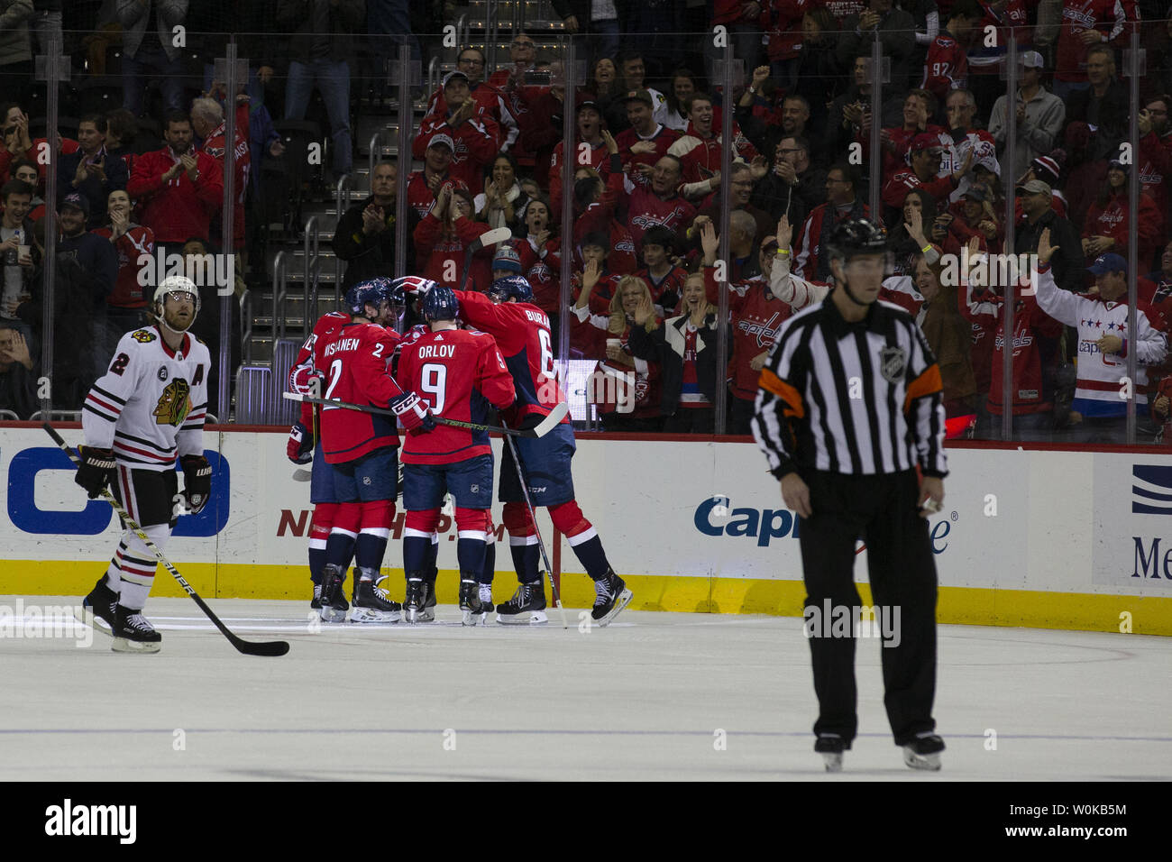 Les Capitals de Washington de célébrer un but par les Capitals de Washington l'aile gauche Andre Burakovsky (65) au cours de la première période à Capital One Arena à Washington, D.C. le 21 novembre 2018. Photo par Alex Edelman/UPI Banque D'Images