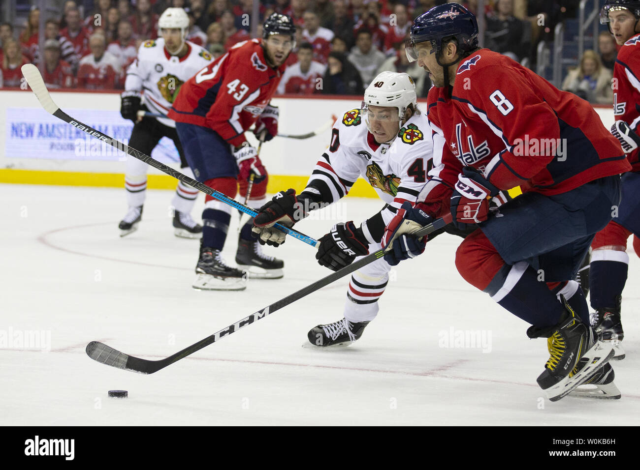 Les Capitals de Washington Alex Ovechkin l'aile gauche (8) porte le palet alors que défendu par l'aile droite des Blackhawks de Chicago John Hayden (40) au cours de la deuxième période à Capital One Arena à Washington, D.C. le 21 novembre 2018. Photo par Alex Edelman/UPI Banque D'Images