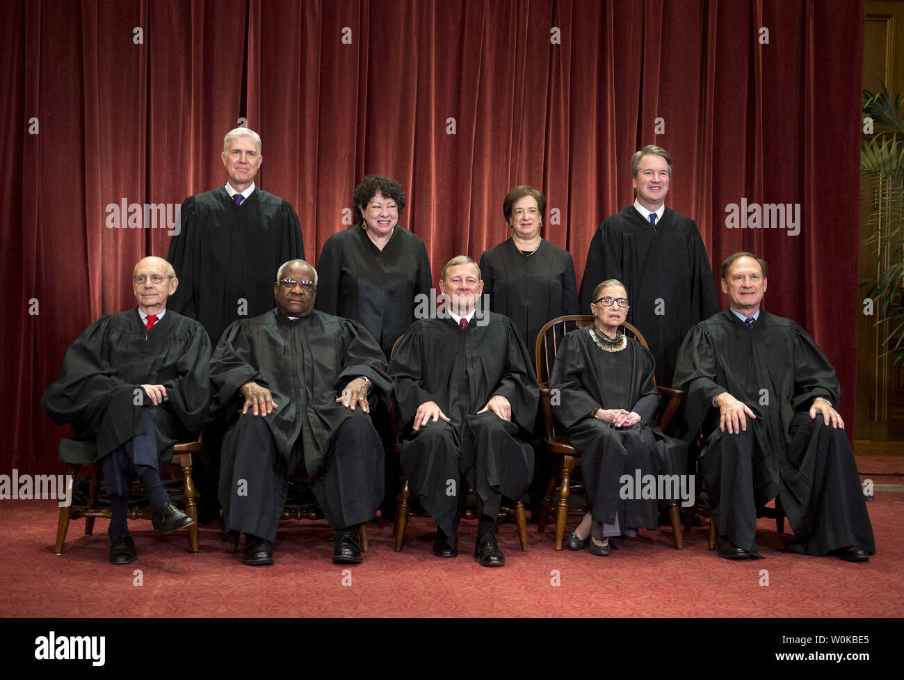 Les juges de la Cour suprême ont posé pour leur portrait de groupe officiel de la Cour suprême le 30 novembre 2018 à Washington, D.C. Assis de gauche à droite : Associer la Justice Stephen Breyer, juge Clarence Thomas, juge en chef John G. Roberts, associer la Justice Ruth Bader Ginsburg et juge Samuel Alito associé, Jr. debout derrière de gauche à droite : Associer la Justice Neil Gorsuch, associer la Justice Sonia Sotomayor, associer la Justice Elena Kagan et associer la Justice M. Brett Kavanaugh. Photo par Kevin Dietsch/UPI Banque D'Images