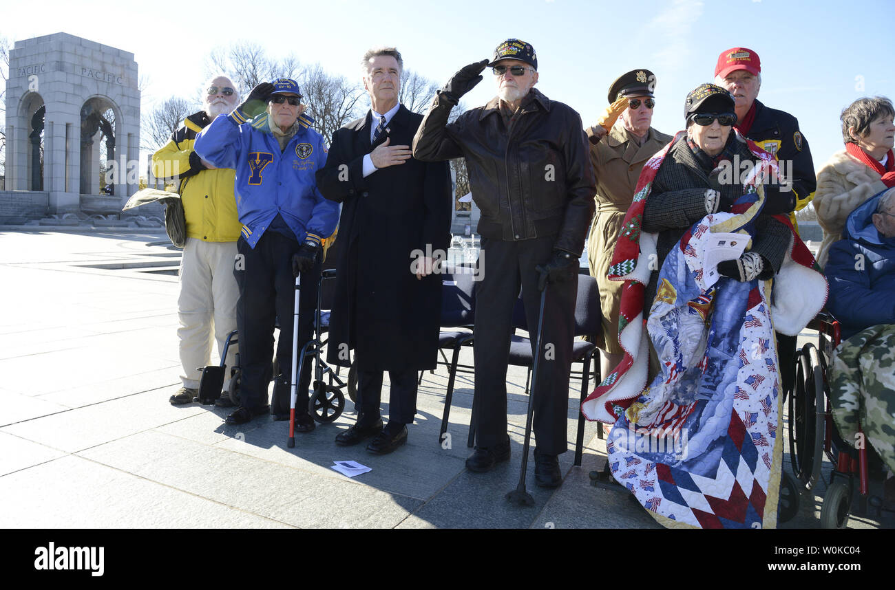Redskins de Washington Le Président Bruce Allen (3e, L) se joint aux anciens combattants de la Seconde Guerre mondiale pour l'hymne national pour marquer le 77e anniversaire de l'armée japonaise attaque sur Pearl Harbor, au Monument commémoratif de la Seconde Guerre mondiale à Washington, DC, le 7 décembre 2018. Photo de Mike Theiler/UPI Banque D'Images