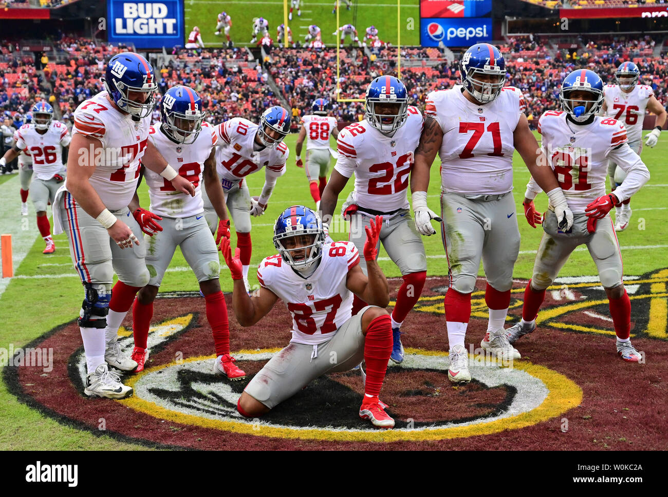 Les Giants de New York le receveur Sterling Shepard (87) célèbre avec son équipe après une 3 verges la réception sur les Redskins de Washington au cours de la première moitié d'un match de la NFL à FedEx Field à Landover, Maryland, le 9 décembre 2018. Photo de David Tulis/UPI Banque D'Images