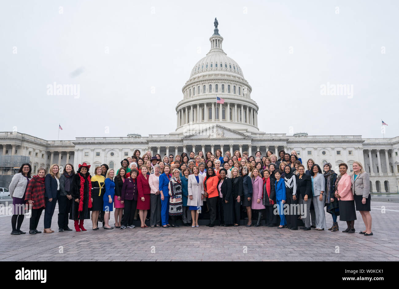 Le président de la Chambre Nancy Pelosi, D-CA, pose la femelle de Démocrates au Congrès devant le Capitole, le 4 janvier, 2019 à Washington, DC. Le 116e Congrès a le plus grand nombre de membres féminins jamais avec 89 depuis. Photo par Kevin Dietsch/UPI Banque D'Images