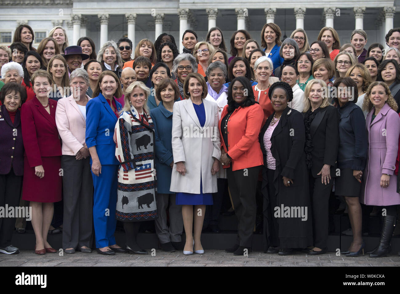 Le président de la Chambre Nancy Pelosi, D-CA, c'est vu aux côtés de la femelle de Démocrates au Congrès lors d'un portrait officiel devant le Capitole, le 4 janvier, 2019 à Washington, DC. Le 116e Congrès a le plus grand nombre de membres féminins jamais avec 89 depuis. Photo par Kevin Dietsch/UPI Banque D'Images