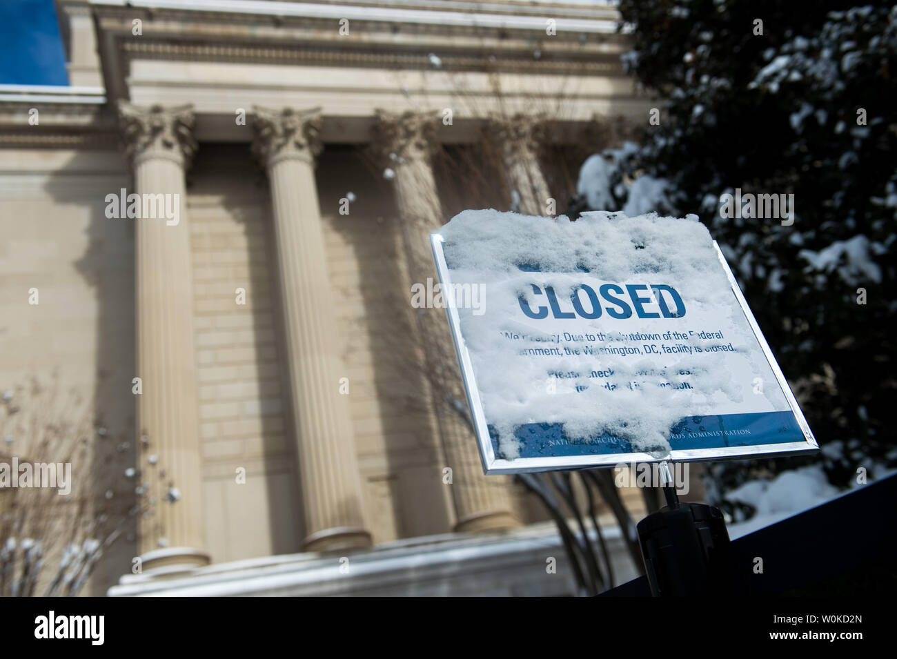 Un signe clos couvert de neige est vu aux Archives nationales comme la fermeture partielle du gouvernement fédéral entre dans son 24e jour, dans la région de Washington, D.C., le 14 janvier 2019. Le Congrès et la Maison Blanche ne peuvent arriver à un accord sur un projet de loi de dépenses en tant que président du Trump demande de 5,7 milliards de dollars pour un mur à la frontière sud. Photo par Kevin Dietsch/UPI Banque D'Images