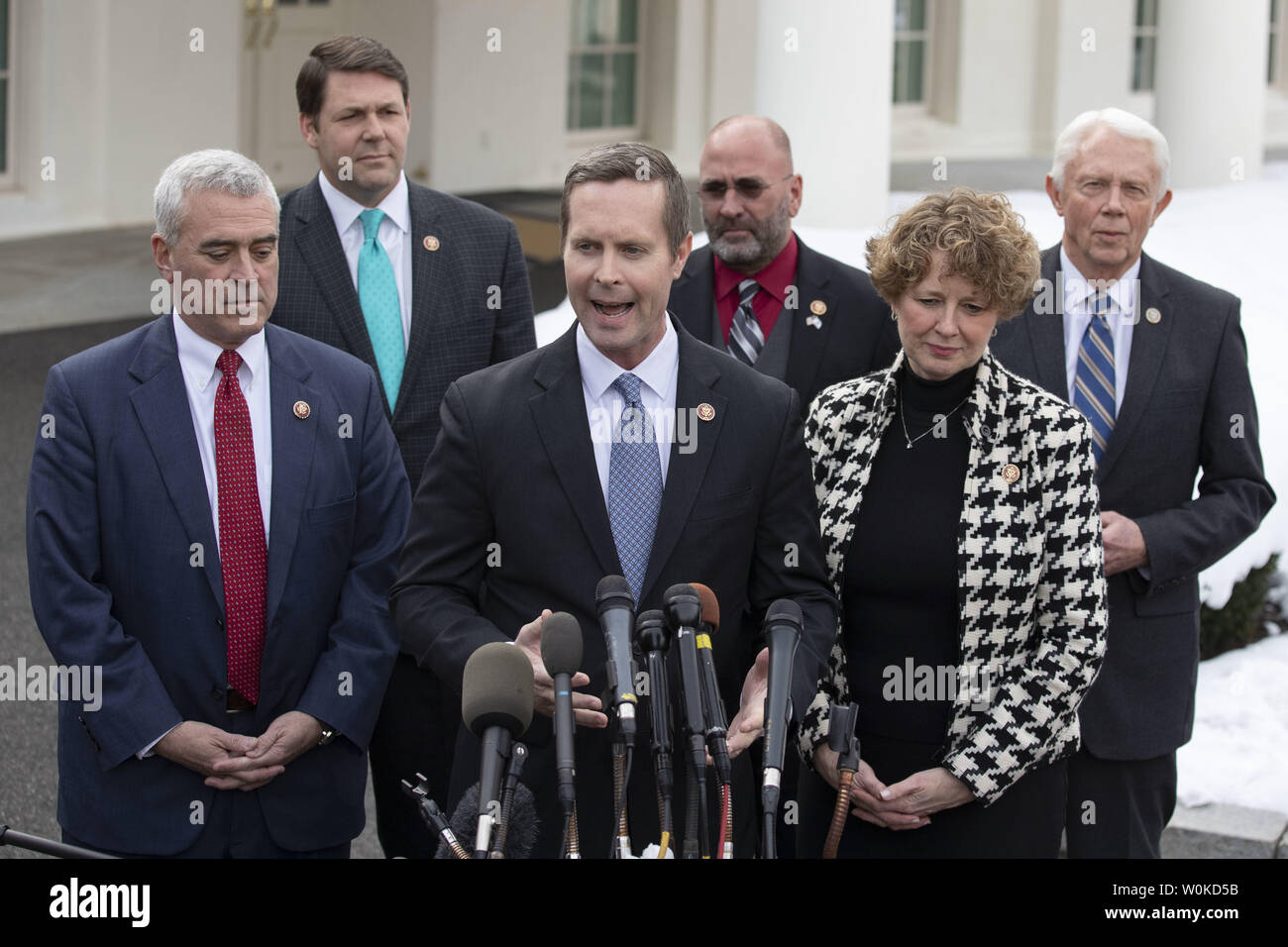 Rodney rép. Davis, R-I.L., s'adresse aux journalistes à côté de plusieurs autres membres républicains du Congrès après sa rencontre avec le Président Trump à la Maison Blanche à Washington, DC Le 15 janvier 2019. Photo par Alex Edelman/UPI Banque D'Images