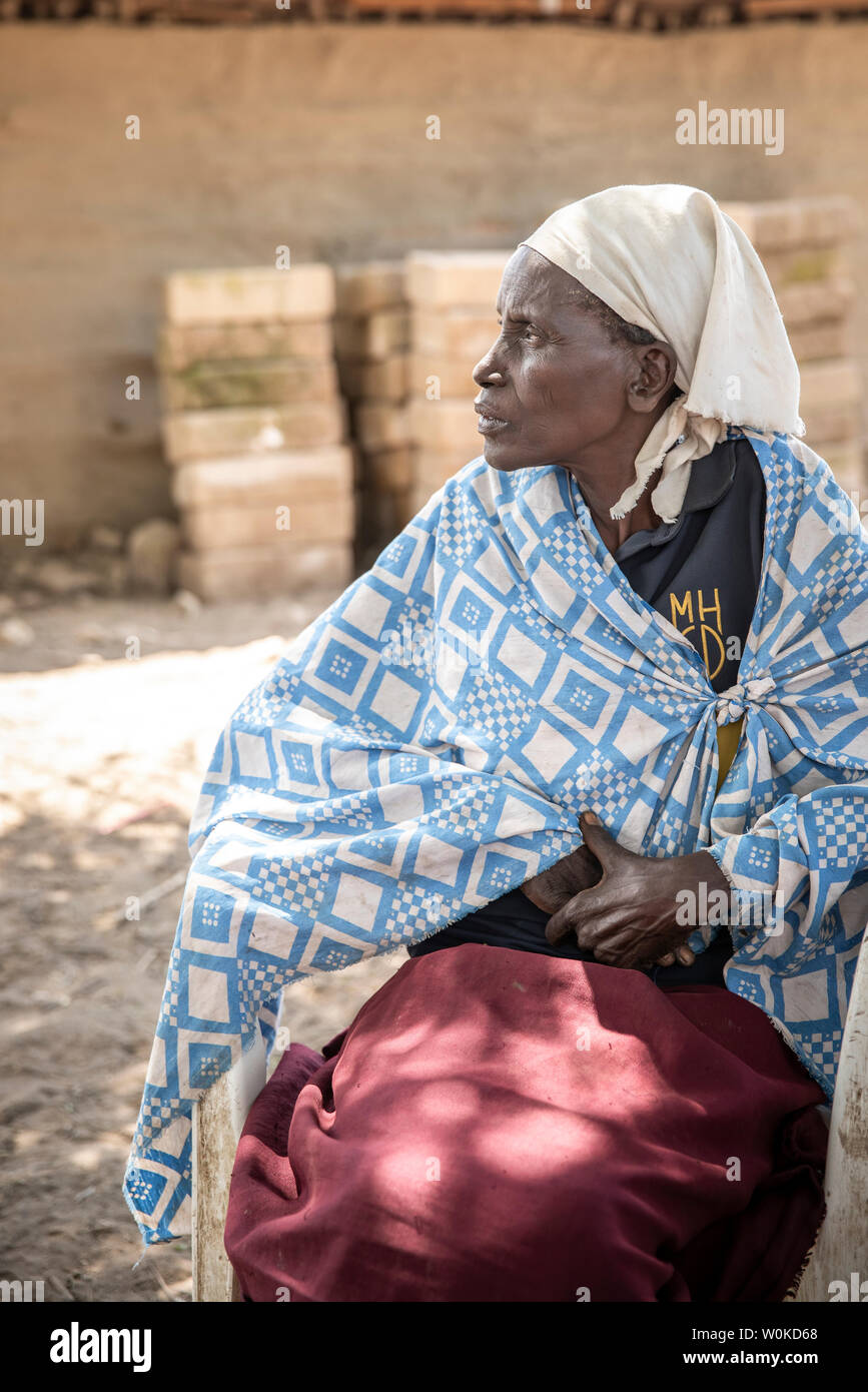 Même, en Tanzanie, 4 juin 2019 : masaï se reposant Banque D'Images