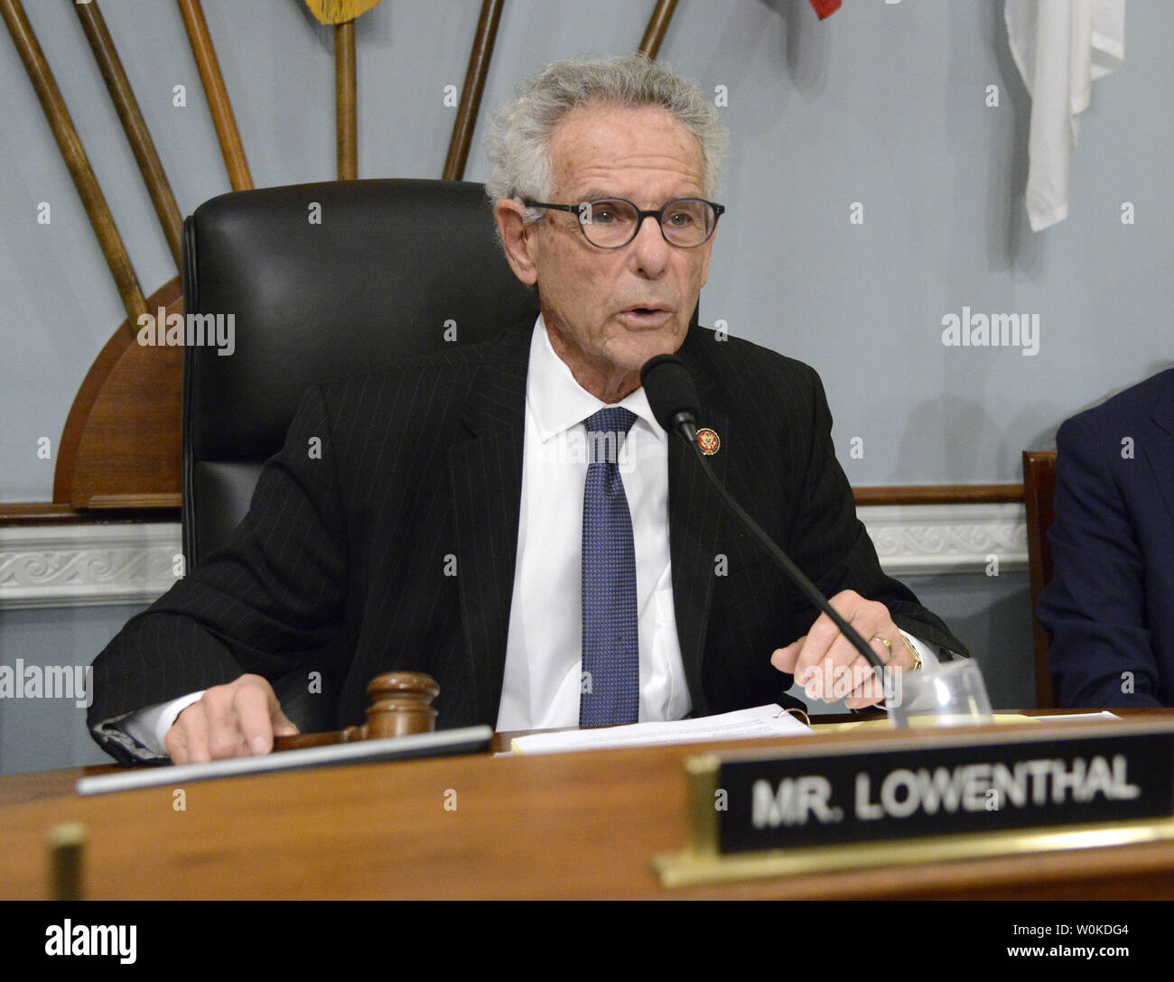 Rempl. Alan Lowenthal de Californie préside l'ouverture d'une audience du comité des ressources naturelles de la Chambre, le 24 janvier 2019, à Washington, DC. Le forum démocratique était d'entendre des témoignages sur l'énergie de Trump Président de favoritisme lors de l'arrêt. Photo de Mike Theiler/UPI Banque D'Images