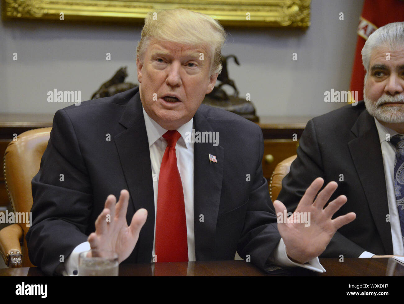 Le président Donald Trump fait les commentaires comme le pasteur Ramiro Pena du Christ Roi de l'Église à Waco, Texas, écoute au cours d'une table ronde avec les pasteurs d'origine hispanique, à la Maison Blanche, Washington, DC, le 25 janvier 2019. Trump a annoncé l'administration a conclu un accord d'ouvrir à nouveau le gouvernement jusqu'à la mi-février que les négociations se poursuivront sur la sécurité des frontières. Photo de Mike Theiler/UPI Banque D'Images
