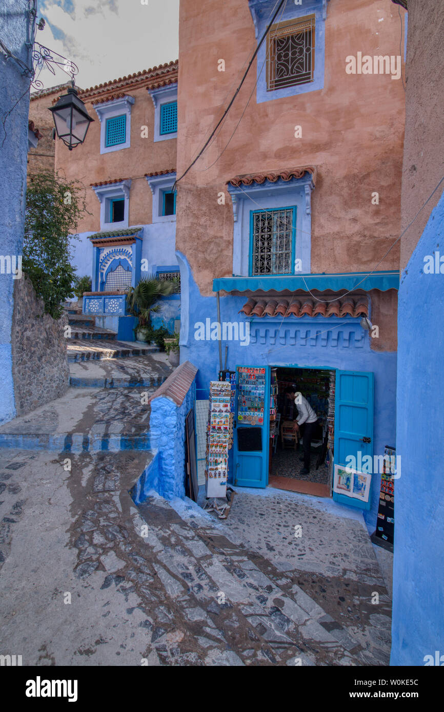 Chefchaouen, Maroc - 3 mai 2019 : un magasin de souvenirs et d'artisanat typique dans l'une des rues étroites de Chefchaouen, la "ville bleue" parce qu'o Banque D'Images