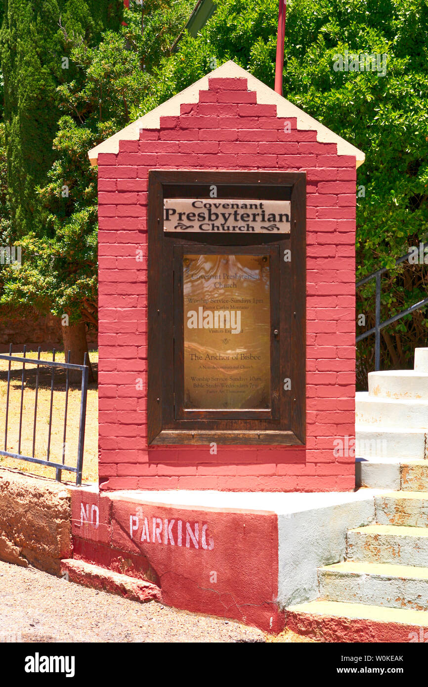 Le Pacte rouge sur l'Église presbytérienne de Howell Ave dans le centre-ville de Bisbee, AZ Banque D'Images