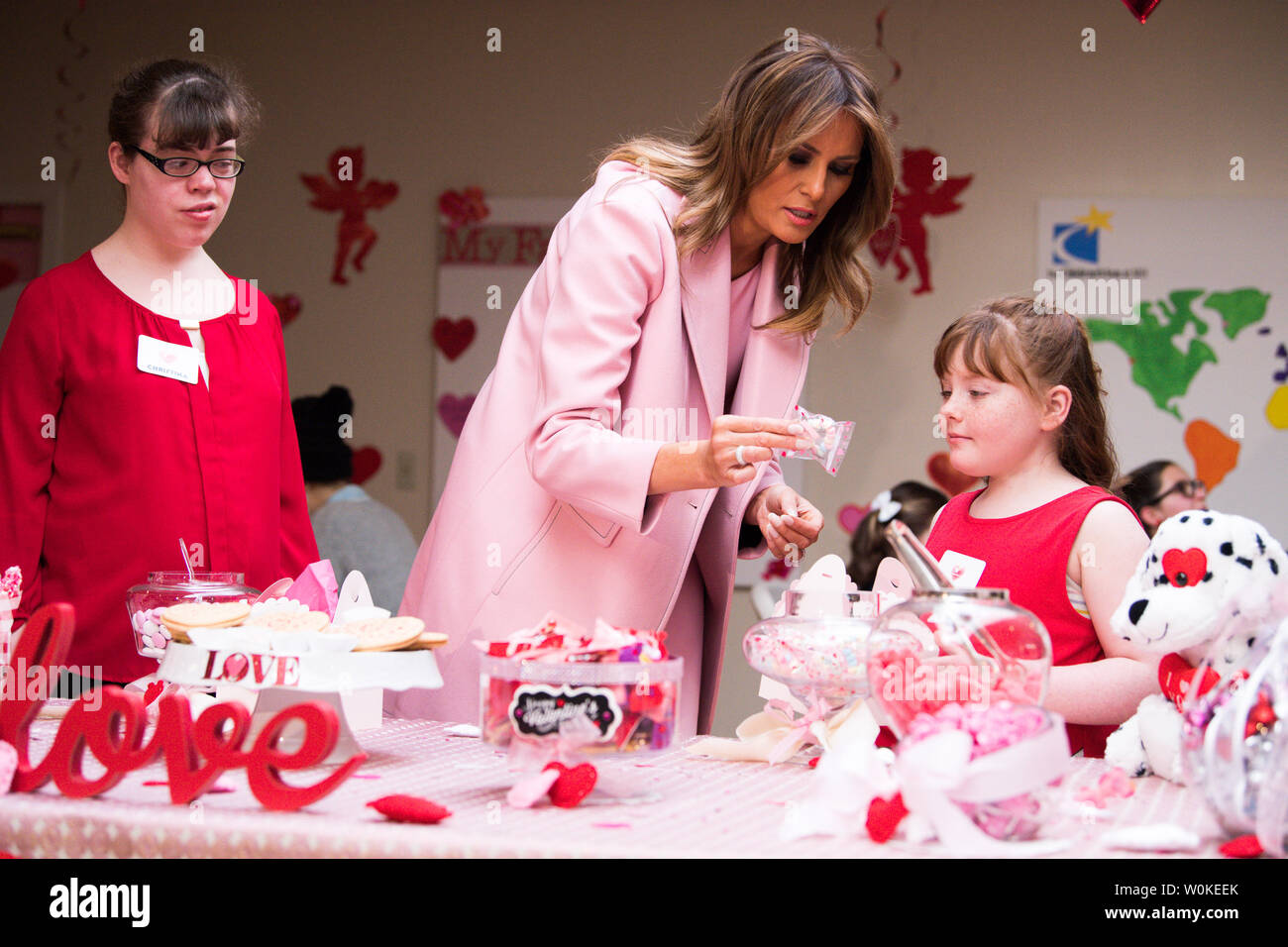 Première Dame Melania Trump crée la Saint-valentin artisanat comme elle rend visite à des enfants malades à la Children's Inn sur le campus de l'Office national de la santé au sein des instituts, à Bethesda, Maryland, le 14 février 2019. Photo par Kevin Dietsch/UPI Banque D'Images