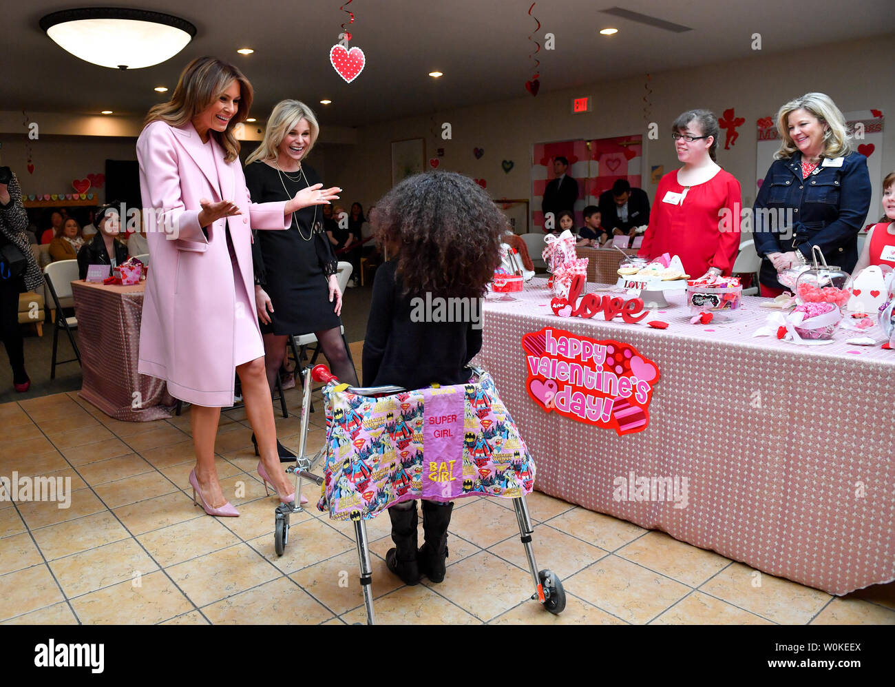 Première Dame Melania Trump crée la Saint-valentin artisanat comme elle rend visite à des enfants malades à la Children's Inn sur le campus de l'Office national de la santé au sein des instituts, à Bethesda, Maryland, le 14 février 2019. Photo par Kevin Dietsch/UPI Banque D'Images