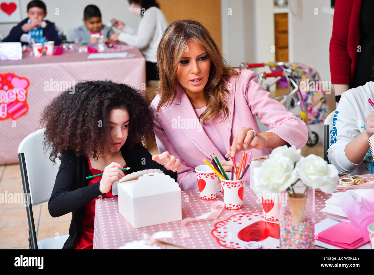 Première Dame Melania Trump crée la Saint-valentin artisanat comme elle rend visite à des enfants malades à la Children's Inn sur le campus de l'Office national de la santé au sein des instituts, à Bethesda, Maryland, le 14 février 2019. Photo par Kevin Dietsch/UPI Banque D'Images