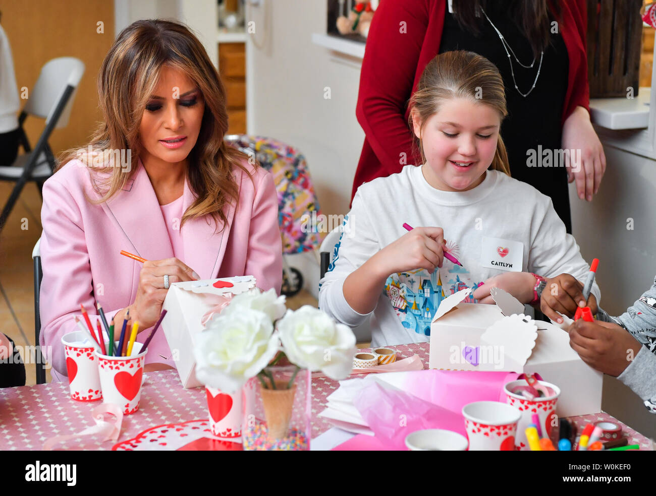 Première Dame Melania Trump crée la Saint-valentin artisanat comme elle rend visite à des enfants malades à la Children's Inn sur le campus de l'Office national de la santé au sein des instituts, à Bethesda, Maryland, le 14 février 2019. Photo par Kevin Dietsch/UPI Banque D'Images
