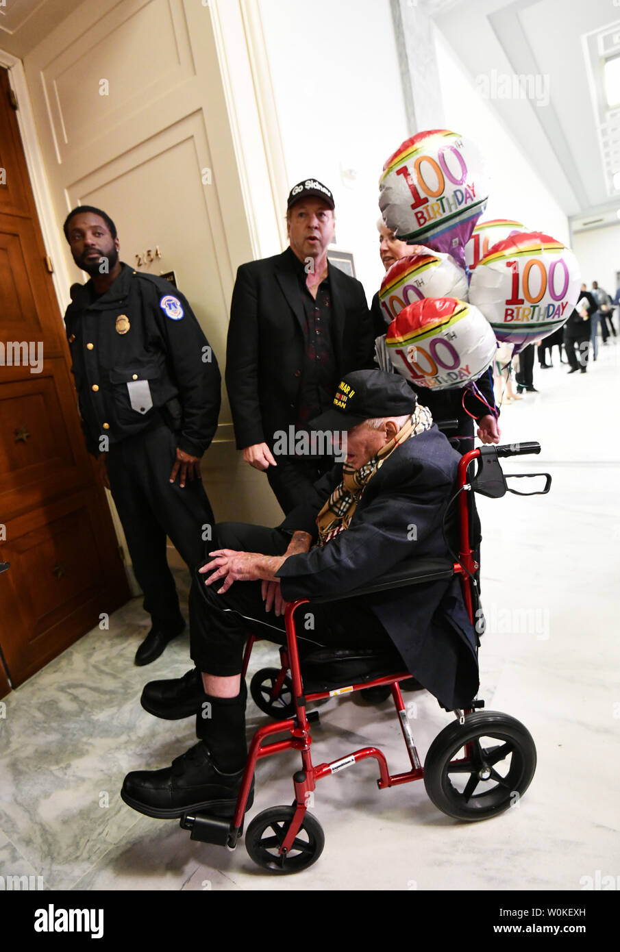 A 100 ans, homme, et attend d'entrer dans la salle où Michael D. Cohen va témoigner devant le Comité de surveillance de la Chambre le 27 février 2019 à Washington DC. Cohen, une fois que l'un des Président les plus fiables d'atout à domicile et les avocats, a témoigné pour sa première et unique apparition en public devant le Congrès mercredi pour discuter de la caractère personnel du Président et d'éventuelles activités criminelles. Photo de Pat Benic/UPI Banque D'Images