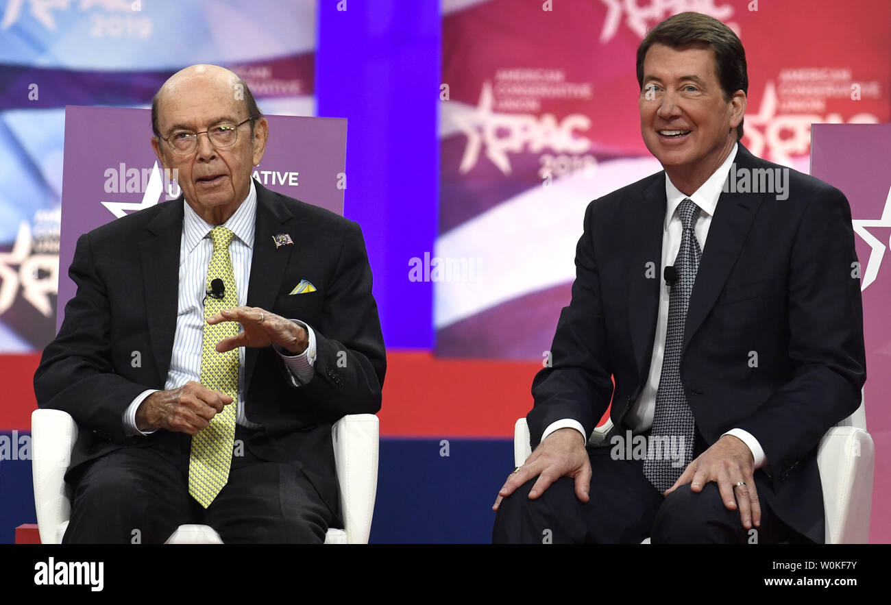 Ministre du Commerce, Wilbur Ross (L) rend les commentaires comme ambassadeur au Japon Loi Hagerty écoute à la Conférence d'action politique conservateur (CPAC), le 1 mars 2019, à National Harbor, Maryland. Des milliers de militants conservateurs, républicains et Tea Party Patriots se sont réunis pour entendre les politiciens et les hôtes parlent à la radio et à la télévision, le hall et le réseau de la cause des conservateurs. Photo de Mike Theiler/UPI Banque D'Images