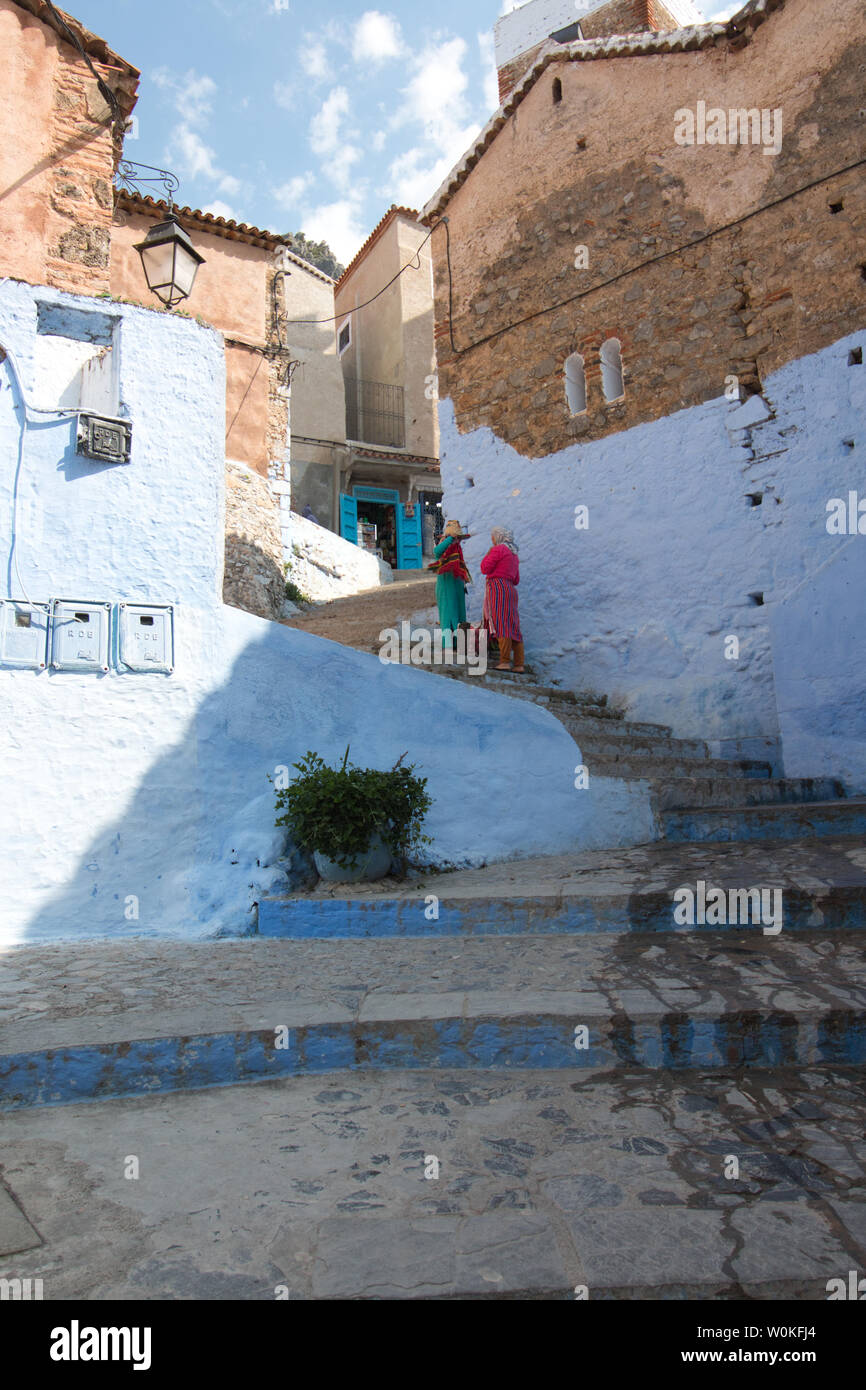 Chefchaouen, Maroc - 3 mai 2019 : Les femmes avec une tenue traditionnelle marocaine dans une des rues de Chaouen, une ville très touristique du nord du Maroc Banque D'Images