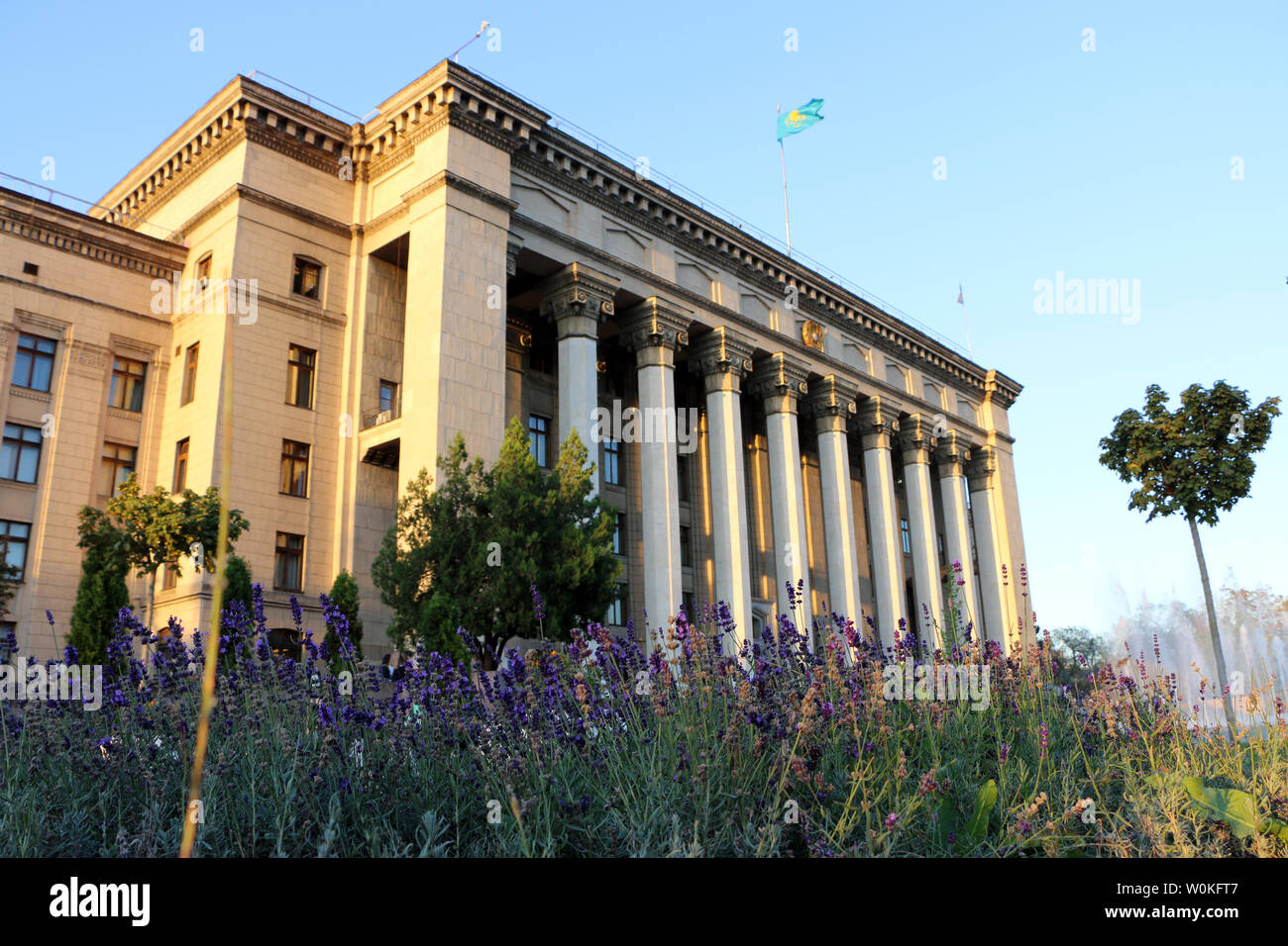 L'ancien bâtiment du Parlement est maintenant occupé par l'Université kazakhe-britannique Banque D'Images