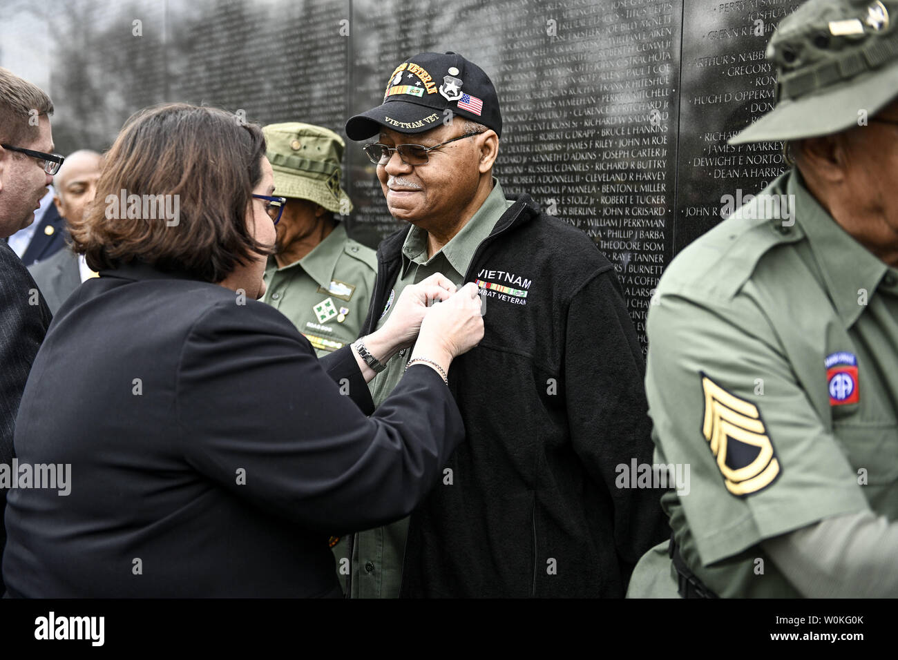 Un vétéran du Vietnam l'épinglette est placé sur la veste d'un vétéran  comme souvenir de l'ONU grâce au cours d'une journée des anciens  combattants de la guerre du Vietnam National cérémonie à