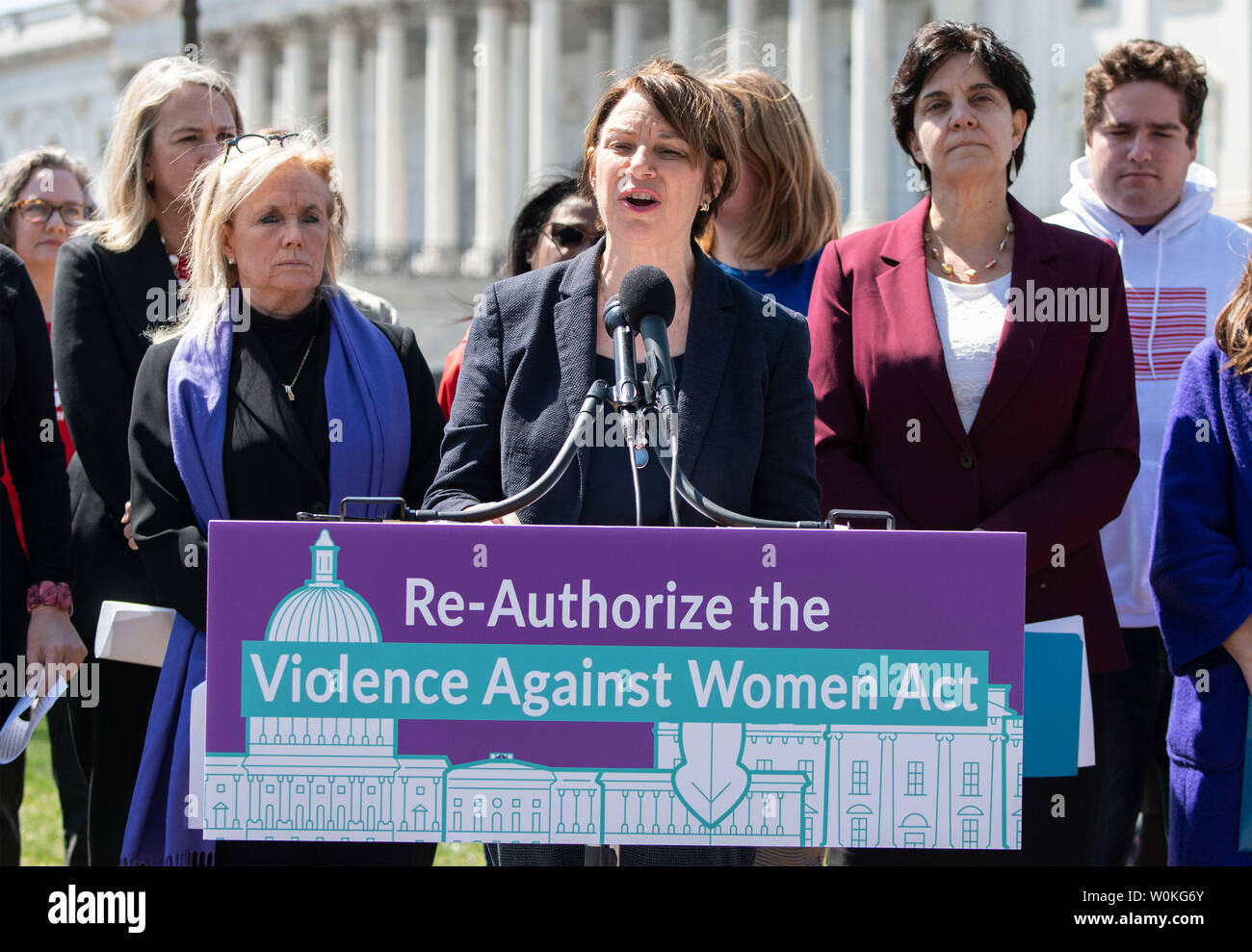 Amy Klobuchar, D-MN, prend la parole à une conférence de presse sur la réautorisation de la Loi sur la violence contre les femmes, à la capitale américaine le 3 avril 2019. Photo par Kevin Dietsch/UPI Banque D'Images