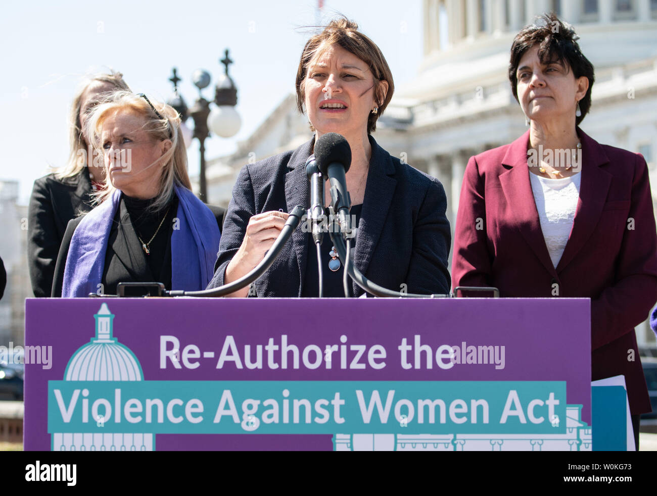 Amy Klobuchar, D-MN, prend la parole à une conférence de presse sur la réautorisation de la Loi sur la violence contre les femmes, à la capitale américaine le 3 avril 2019. Photo par Kevin Dietsch/UPI Banque D'Images