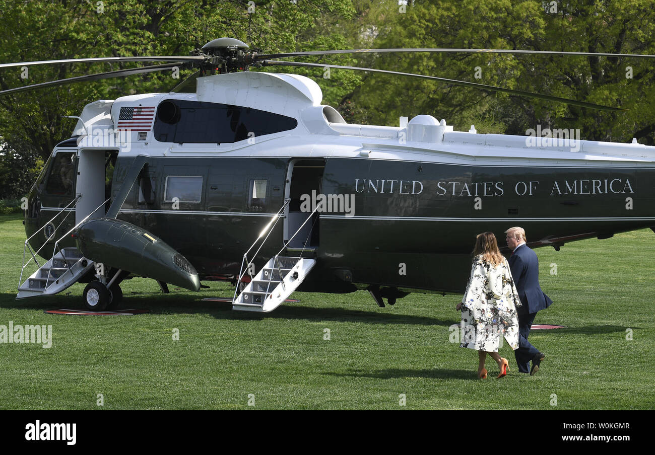 Le président Donald Trump et la Première Dame Melania Trump marcher main dans la main d'un marin pour le départ de la Maison Blanche, le 18 avril 2019, Washington, DC. Nos atouts va passer le week-end de Pâques à Mar-a-Lago estate en Floride. Photo de Mike Theiler/UPI Banque D'Images