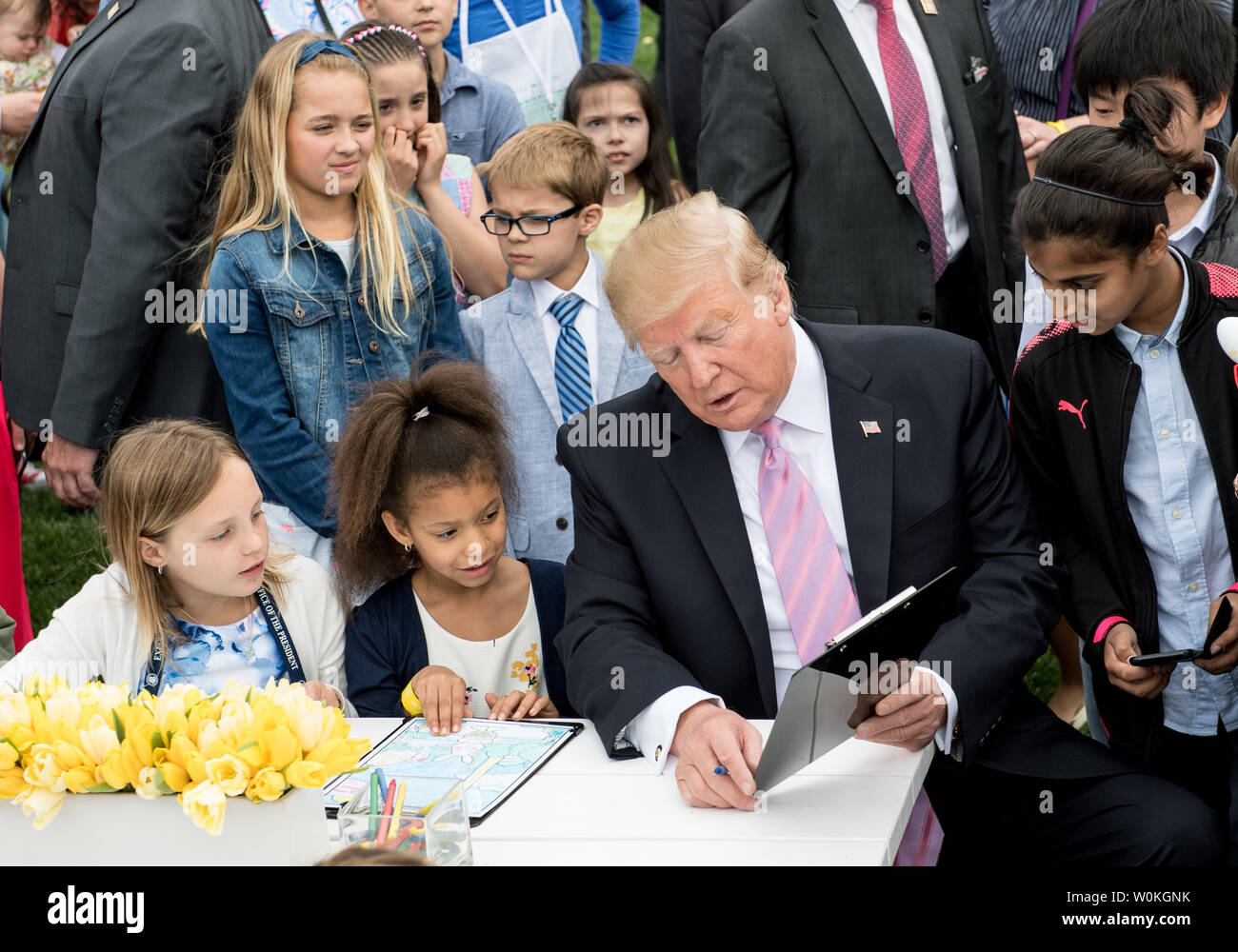 Le président Donald Trump, montre son art comme il les couleurs avec les enfants durant la Maison blanche aux Œufs de Pâques à la Maison Blanche, à Washington, D.C. le 22 avril 2019. Photo par Kevin Dietsch/UPI Banque D'Images