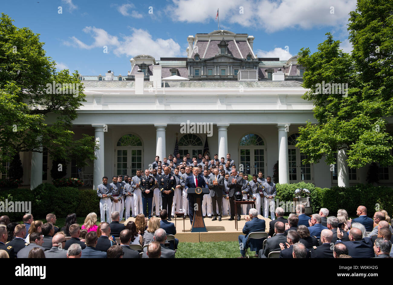 Le président Donald Trump se félicite de l'armée de chevaliers d'or à la Maison Blanche pour avoir remporté le commandant en chef, le trophée à la Maison Blanche, à Washington, D.C. le 6 mai 2019. Photo par Kevin Dietsch/UPI Banque D'Images