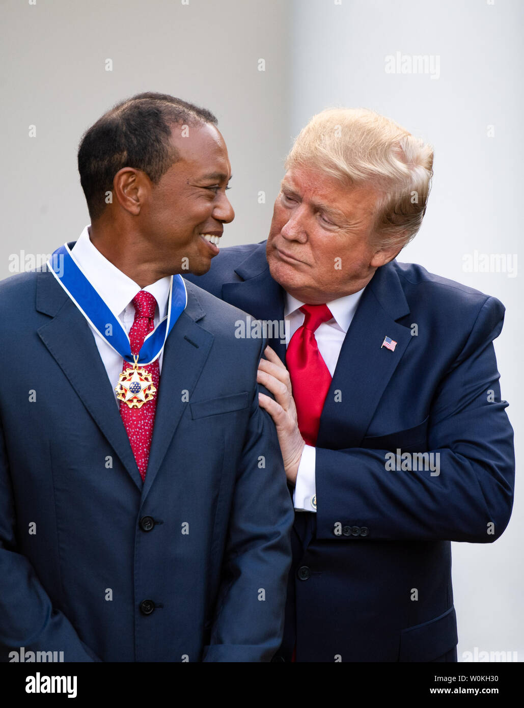 Le président Donald Trump awards Tiger Woods golfeur professionnel la Médaille présidentielle de la liberté, le jardin de roses à la Maison Blanche le 6 mai 2019 à Washington, D.C. Photo par Kevin Dietsch/UPI Banque D'Images