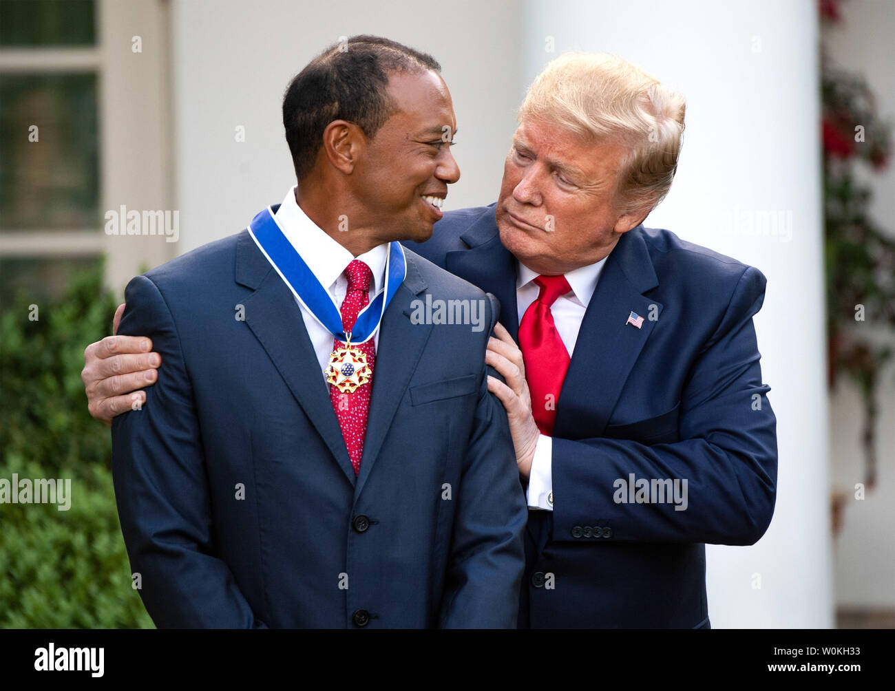 Le président Donald Trump awards Tiger Woods golfeur professionnel la Médaille présidentielle de la liberté, le jardin de roses à la Maison Blanche le 6 mai 2019 à Washington, D.C. Photo par Kevin Dietsch/UPI Banque D'Images