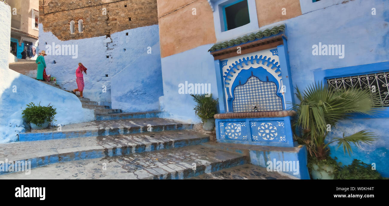 Chefchaouen, Maroc - 3 mai 2019 : Les femmes avec une tenue traditionnelle marocaine dans une des rues de Chaouen, une ville très touristique du nord du Maroc Banque D'Images