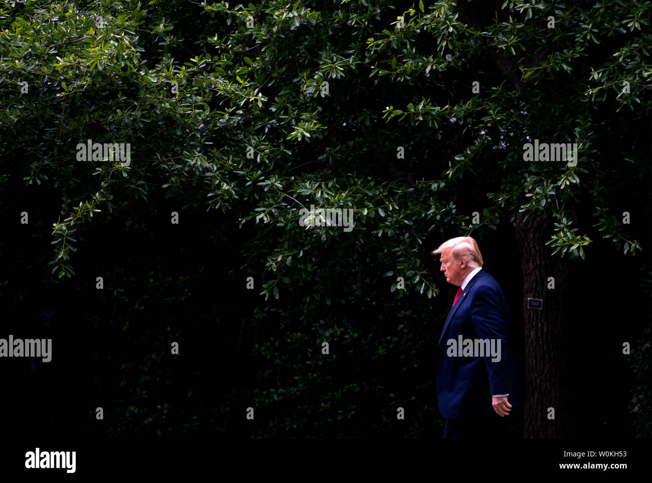 Le président Donald Trump quitte la Maison Blanche pour une journée à New York, à Washington, D.C. le 8 mai 2019. Trump a affirmé le président sur le privilège de l'exécutif non expurgée Mueller, rapport de tenter de bloquer ce qu'ils soient communiqués au Congrès. Photo par Kevin Dietsch/UPI Banque D'Images