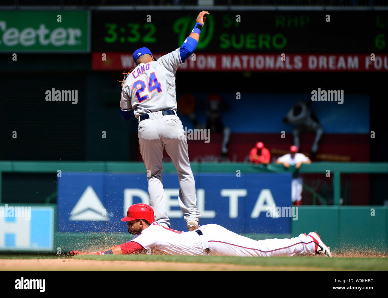 Le voltigeur des Washington Nationals Gerardo Parra (88) glisse en deuxième contre New York Mets le deuxième but Robinson Cano (24), Washington Nationals au Championnat National Park de Washington, D.C. le 16 mai 2019. Photo par Kevin Dietsch/UPI Banque D'Images