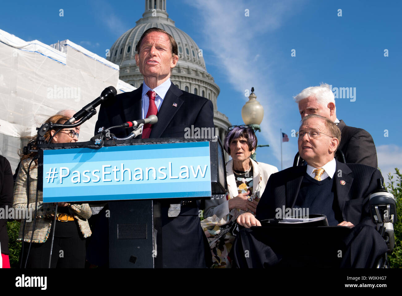 Le sénateur Richard Blumenthal, D-CN, prend la parole à une conférence de presse au sujet de la législation à l'entreposage des armes à feu "sûr", en mémoire d'Éthan Chanson, 15, une adolescente qui s'est accidentellement tué en 2018, sur la colline du Capitole à Washington, D.C. le 21 mai 2019. Photo par Kevin Dietsch/UPI Banque D'Images