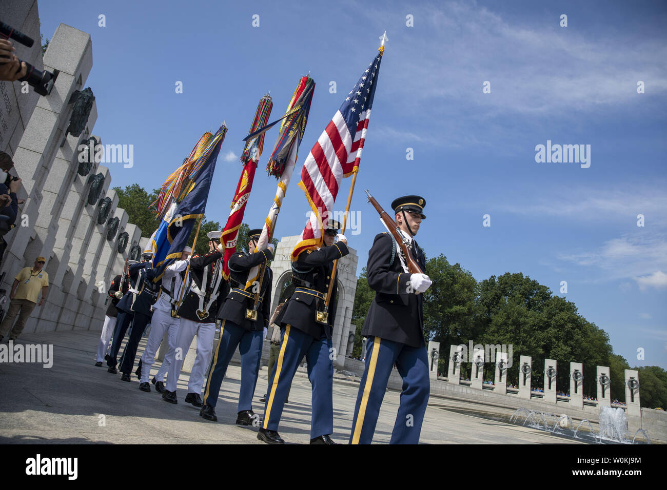 Couleur du drapeau garde au Monument commémoratif de la Seconde Guerre mondiale à Washington, DC, le 6 juin 2019. Au 75e anniversaire du débarquement, le plus important jamais amphibie et invasion aéroportée de retour, les anciens combattants de la Seconde Guerre mondiale sont traités comme des rock stars par les touristes et les habitants. Photo par Tasos Katopodis/UPI Banque D'Images