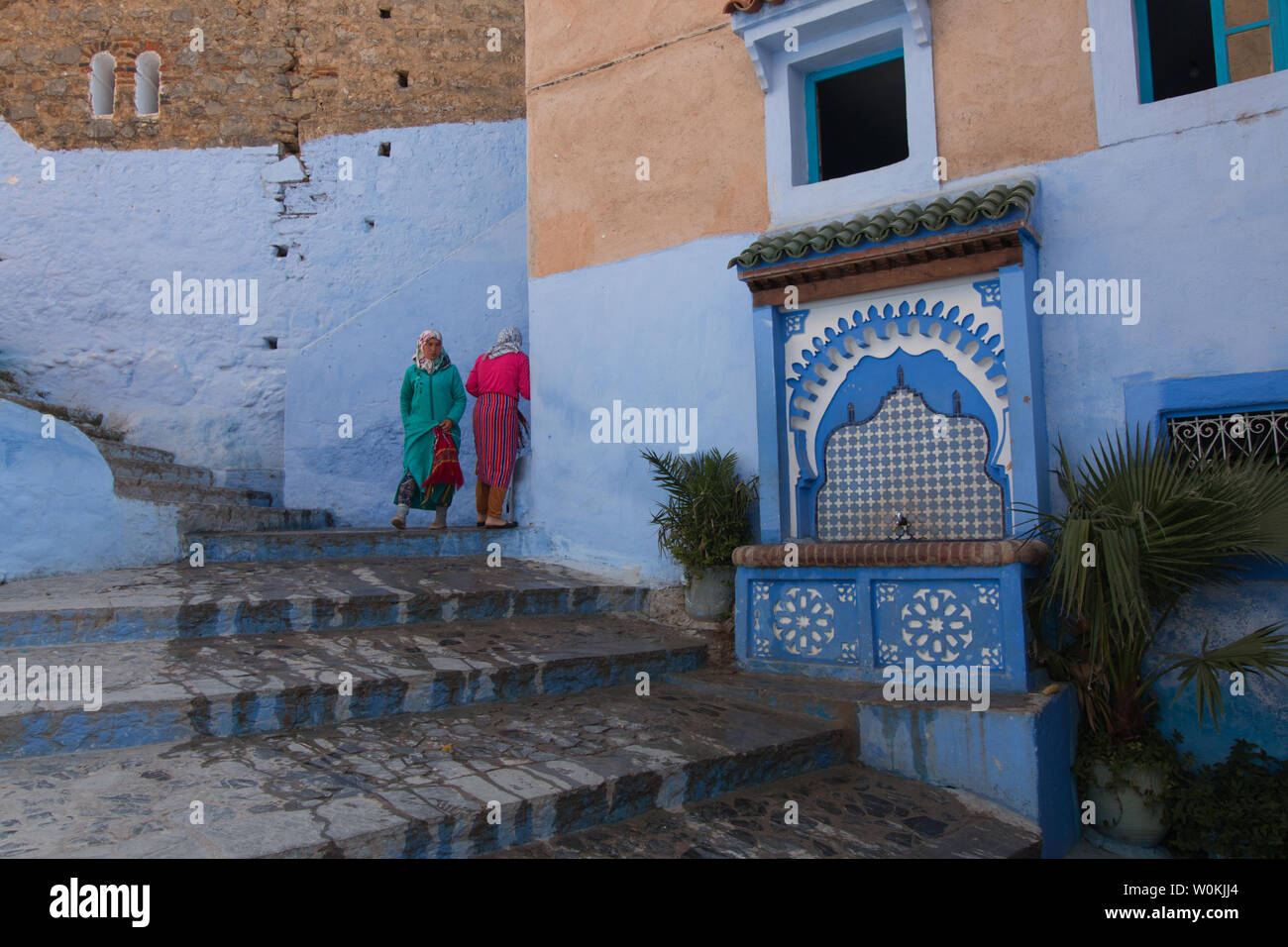 Chefchaouen, Maroc - 3 mai 2019 : Les femmes avec une tenue traditionnelle marocaine dans une des rues de Chaouen, une ville très touristique du nord du Maroc Banque D'Images