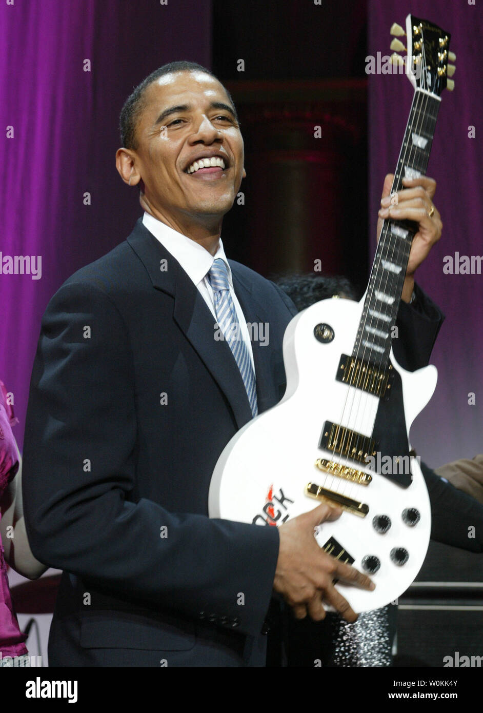Le sénateur Barack Obama (D-IL) sourit avec une guitare Gibson, présenté à  lui pour gagner le prix de la Nation Rock Rock the Vote au cours de la  cérémonie de remise des
